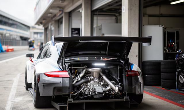 Porsche Cup Rennwagen in einer Boxengasse mit geöffnetem Motorraum